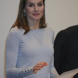 La Reina Letizia con unos pendientes solidarios de Coolook en la entrega de becas de La Caixa