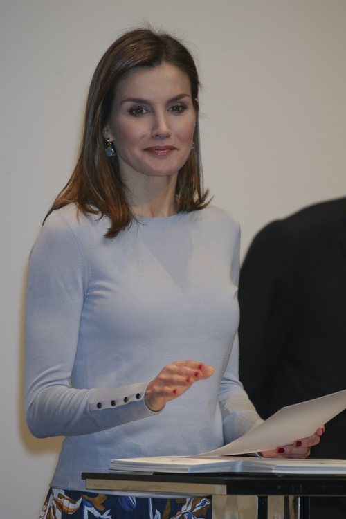 La Reina Letizia con unos pendientes solidarios de Coolook en la entrega de becas de La Caixa
