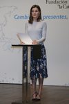La Reina Letizia con una falda de tablas de Hugo Boss en la entrega de becas de La Caixa