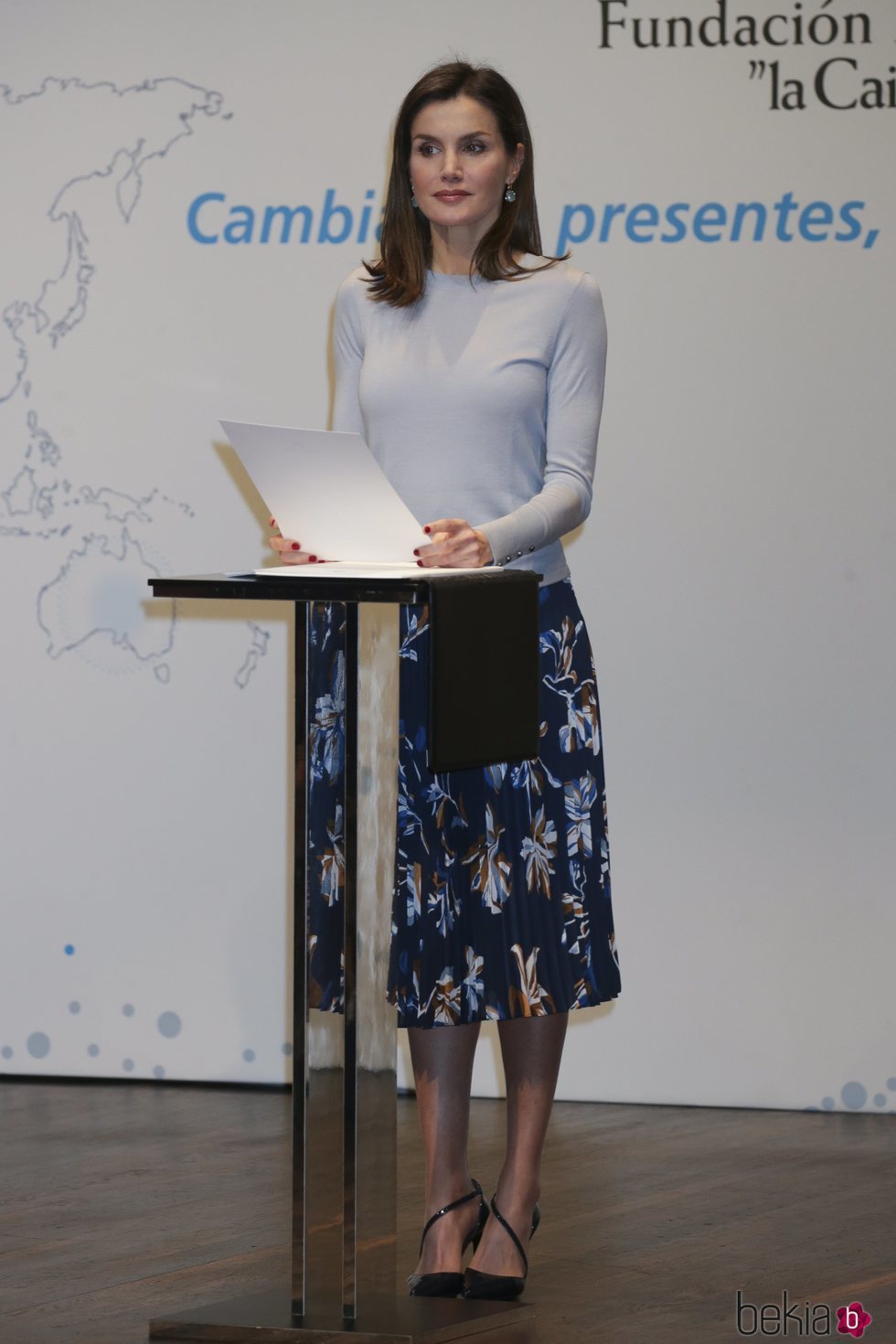 La Reina Letizia con una falda de tablas de Hugo Boss en la entrega de becas de La Caixa