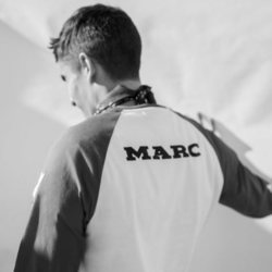 Camiseta bicolor de manga larga de la nueva colección cápsula de Pull & Bear con Marc Márquez 2018