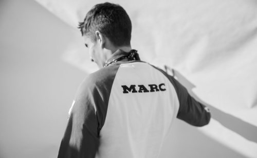 Camiseta bicolor de manga larga de la nueva colección cápsula de Pull & Bear con Marc Márquez 2018