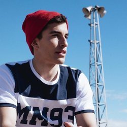 Marc Márquez con una camiseta de manga corta d MM93 de la nueva colección cápsula de Pull & Bear con Marc Márquez 2018
