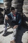 Marc Márquez con una camiseta MM93 en azul y roja de la nueva colección cápsula de Pull & Bear con Marc Márquez 2018