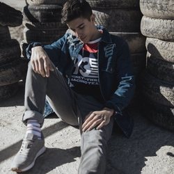 Marc Márquez con una camiseta MM93 en azul y roja de la nueva colección cápsula de Pull & Bear con Marc Márquez 2018