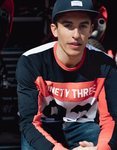 Marc Márquez con una gorra y camiseta de la nueva colección cápsula de Pull & Bear con Marc Márquez 2018