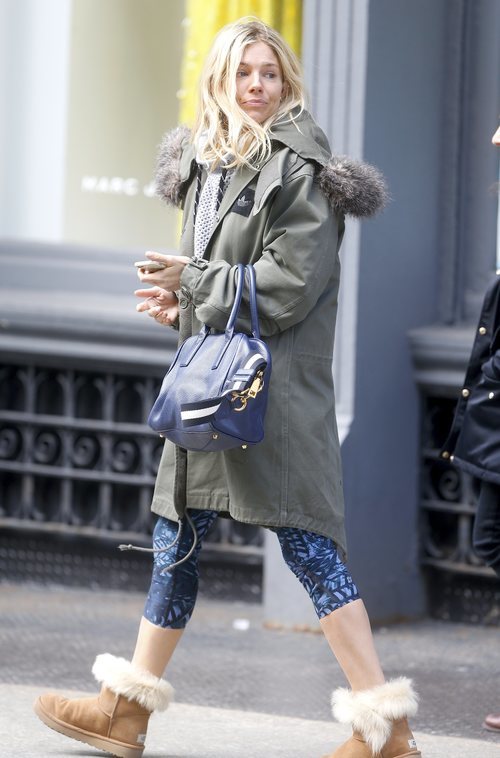 Sienna Miller sale a pasear con una combinación un poco extraña