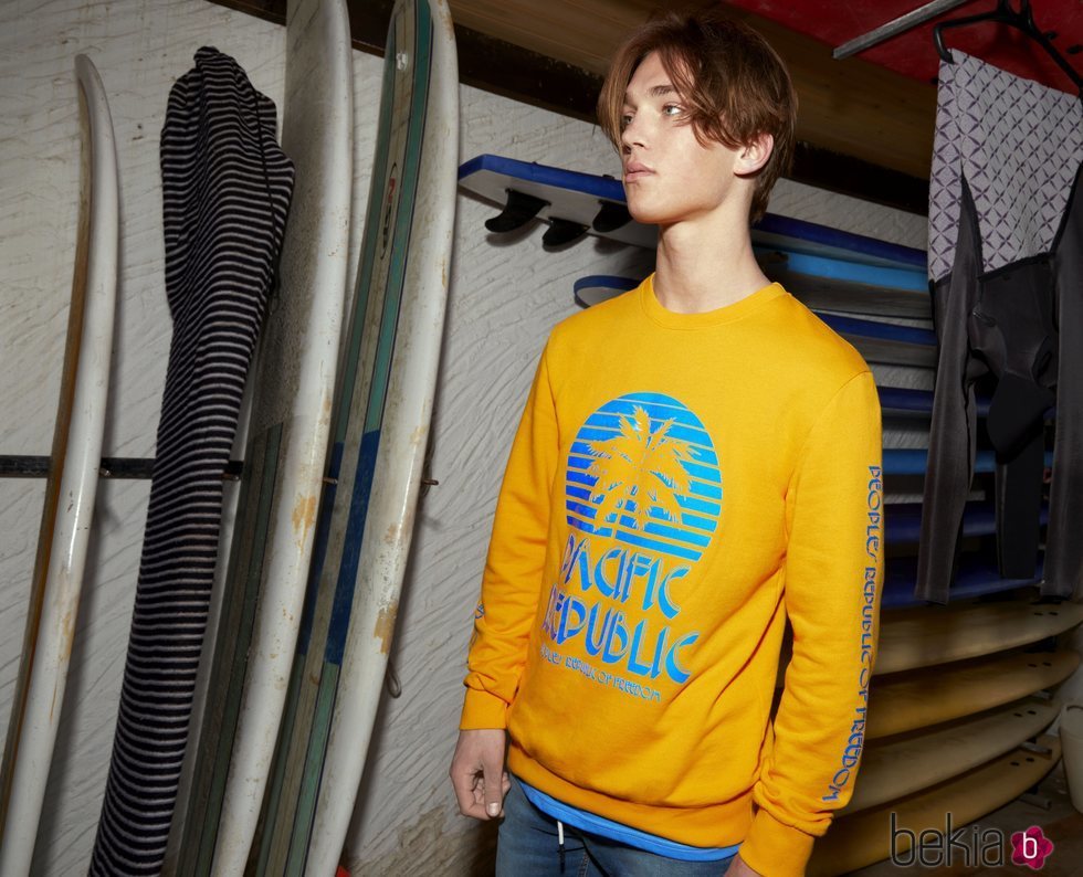Sudadera masculina de la colección 'Pacific Republic' de Pull&Bear