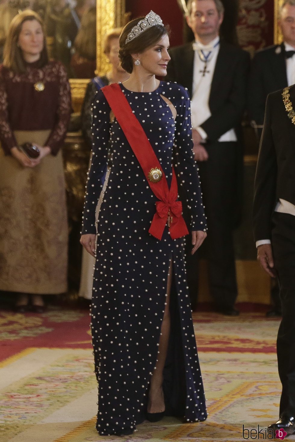 La Reina Letizia vestida de Ana Locking en la cena de gala en honor al presidente de Portugal