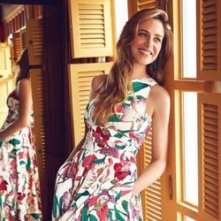 Martina klein con un vestido floral en el film 'Por si acaso' de la nueva campaña de Cortefiel 2018