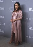 Eva Longoria con un vestido lencero en los Premios CGD