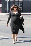 Eva Longoria con un vestido ceñido y de corte midi en las calles de Los Ángeles