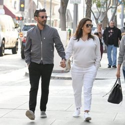 Eva Longoria con un look cómodo junto a su marido Jose Baston