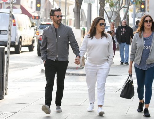 Eva Longoria con un look cómodo junto a su marido Jose Baston