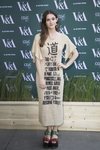 Sai Bennett con un vestido de canalé en el Museo V&A de Londres