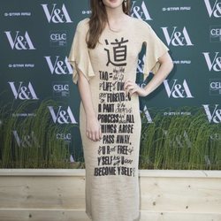 Sai Bennett con un vestido de canalé en el Museo V&A de Londres