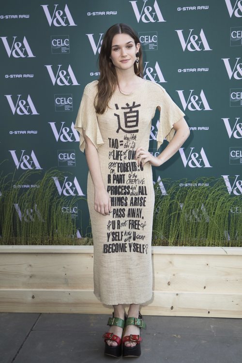 Sai Bennett con un vestido de canalé en el Museo V&A de Londres