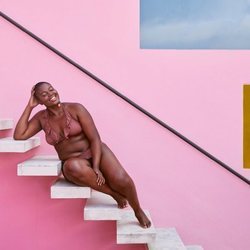 Bikini con topos blancos de la nueva colección 2018 curvy Violeta by Mango
