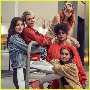 Cara Delevingne en la campaña del nuevo modelo de Puma 'Suede Bow'