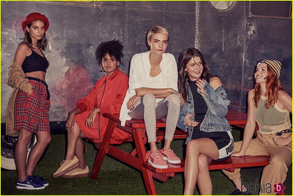 Imagen de la campaña de Cara Delevingne para Puma 'Suede Bow'