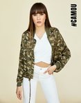 Aitana Ocaña con una bomber militar posando para el lookbook de Stradivarius 2018