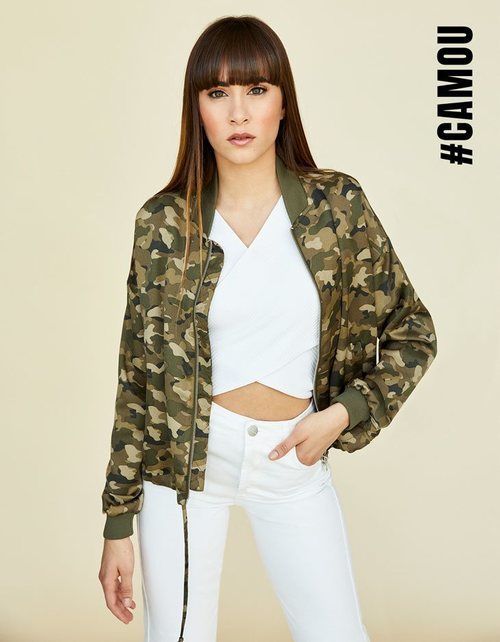 Aitana Ocaña con una bomber militar posando para el lookbook de Stradivarius 2018
