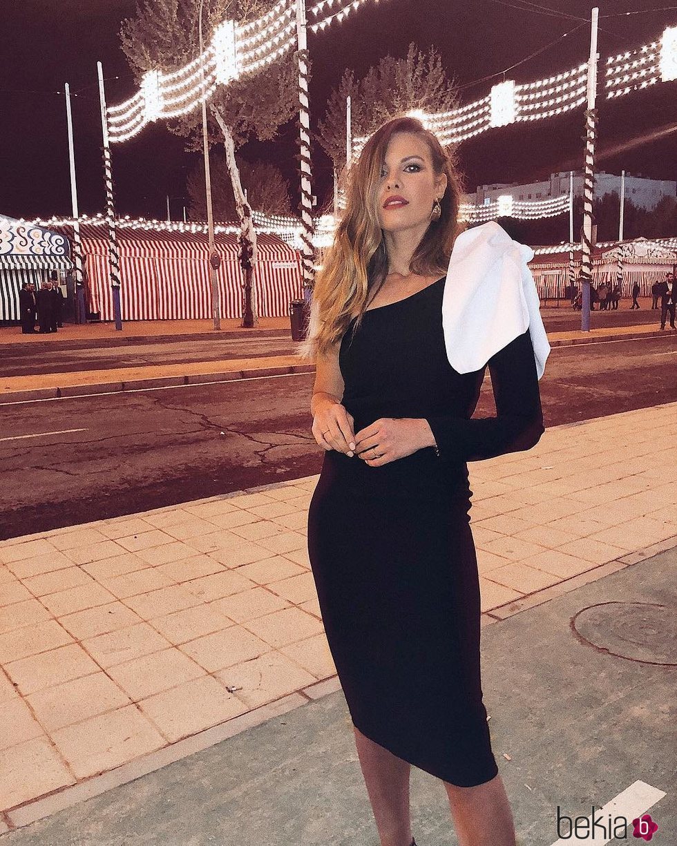 Jessica Bueno con un vestido de Panambi Style en la Feria de Abril 2018