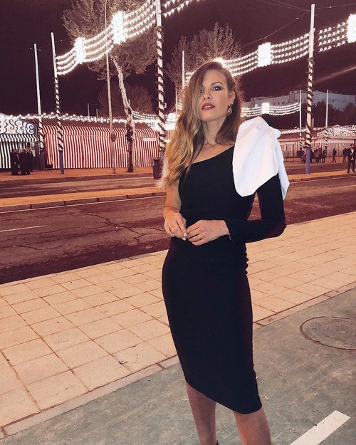 Jessica Bueno con un vestido de Panambi Style en la Feria de Abril 2018