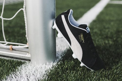 Bota para césped artificial de la colección 'Future Suede' de Puma