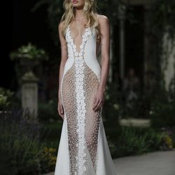Vestido de bordados de pedrería de la colección Atelier 2019 de Pronovias en la Barcelona Bridal Fashion Week 2018