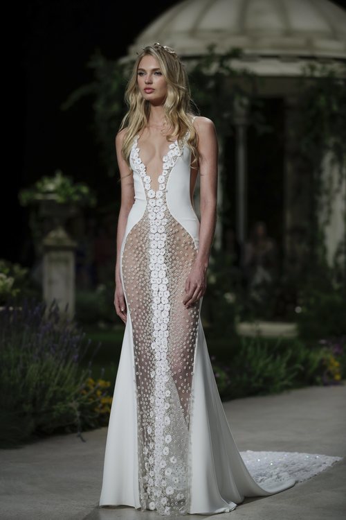Vestido de bordados de pedrería de la colección Atelier 2019 de Pronovias en la Barcelona Bridal Fashion Week 2018