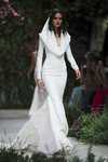 Vestido con capucha de la colección Atelier 2019 de Pronovias en la Barcelona Bridal Fashion Week 2018