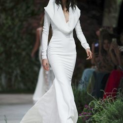 Vestido con capucha de la colección Atelier 2019 de Pronovias en la Barcelona Bridal Fashion Week 2018