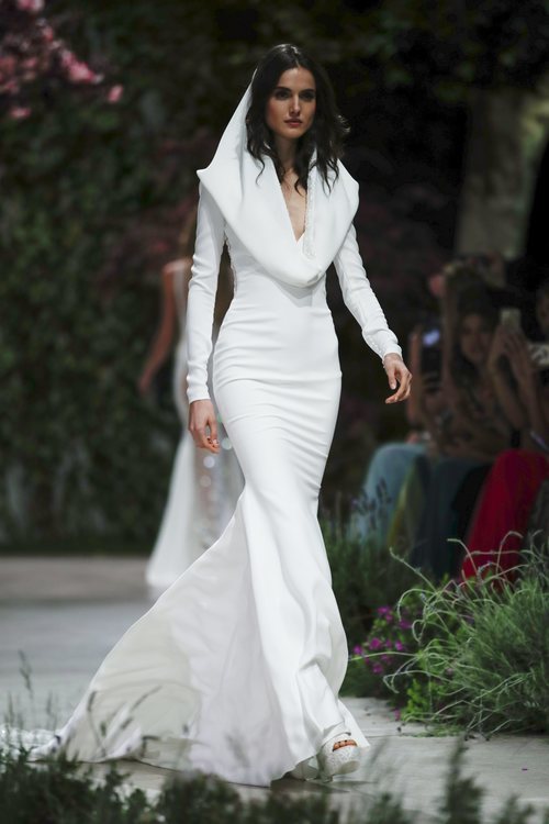 Vestido con capucha de la colección Atelier 2019 de Pronovias en la Barcelona Bridal Fashion Week 2018