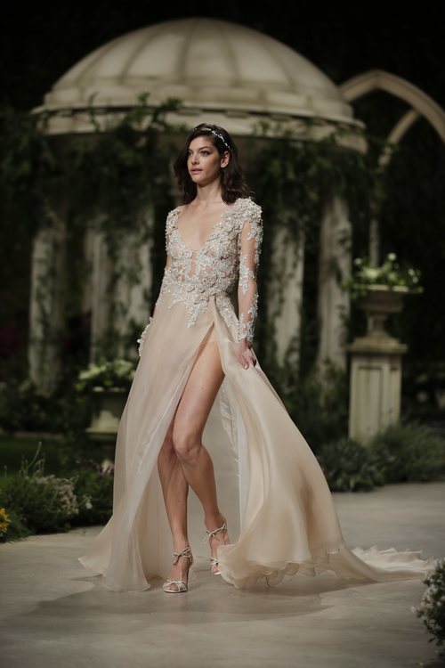 Vestido color marfil de la colección Atelier 2019 de Pronovias en la Barcelona Bridal Fashion Week 2018
