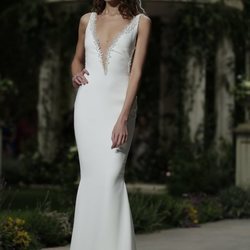 Vestido de corte recto de la colección Atelier 2019 de Pronovias en la Barcelona Bridal Fashion Week 2018
