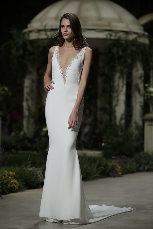 Vestido de corte recto de la colección Atelier 2019 de Pronovias en la Barcelona Bridal Fashion Week 2018