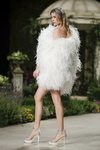 Vestido de plumas de la colección Atelier 2019 de Pronovias en la Barcelona Bridal Fashion Week 2018