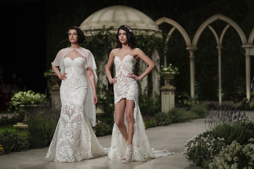 Blanca Romero y Lucía Rivera desfilando con la colección Atelier 2019 de Pronovias en la Barcelona Bridal Fashion Week 2018