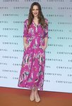 Eva González con un vestido fucshia y estampado floral en el photocall de la nueva campaña de Cortefiel 'Por si acaso' 2018
