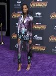 Letitia Wright con un traje de colores en la premiere de 'Los Vengadores: Infinity War' 2018
