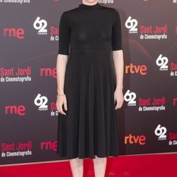 Carla Simón con un vestido negro en el photocall de los premios Sant Jordi 2018