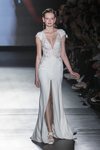 Vestido con escote profundo de Rosa Clará en la Barcelona Bridal Fashion Week 2018