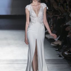Vestido con escote profundo de Rosa Clará en la Barcelona Bridal Fashion Week 2018