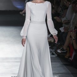 Vestido de novia con mangas de Rosa Clará en la Barcelona Bridal Fashion Week 2018