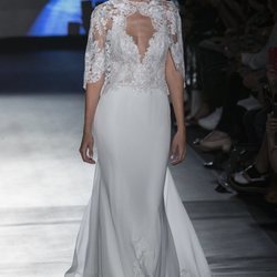 Vestido con cuerpo de encaje floral de Rosa Clará en la Barcelona Bridal Fashion Week 2018