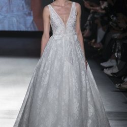 Vestido con falda voluminosa de Rosa Clará en la Barcelona Bridal Fashion Week 2018
