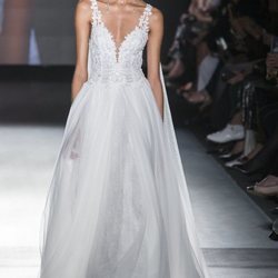 Vestido con cuerpo de flores de Rosa Clará en la Barcelona Bridal Fashion Week 2018