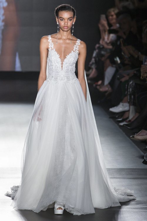 Vestido con cuerpo de flores de Rosa Clará en la Barcelona Bridal Fashion Week 2018