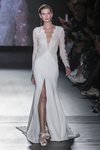 Vestido con abertura en la falda de Rosa Clará en la Barcelona Bridal Fashion Week 2018